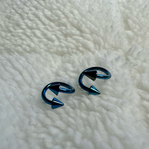 2 twist piercings - Picture 5 of 7